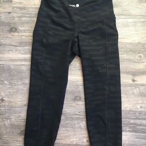 Old Navy Pants - 🌵 Old Navy Active capris leggings Old Navy Pants - 🌵 Old Navy Active capris leggings